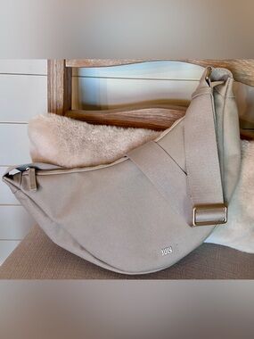 July Everyday Crescent Bag - NWOT
Natural Canvas Neutral Crossbody
